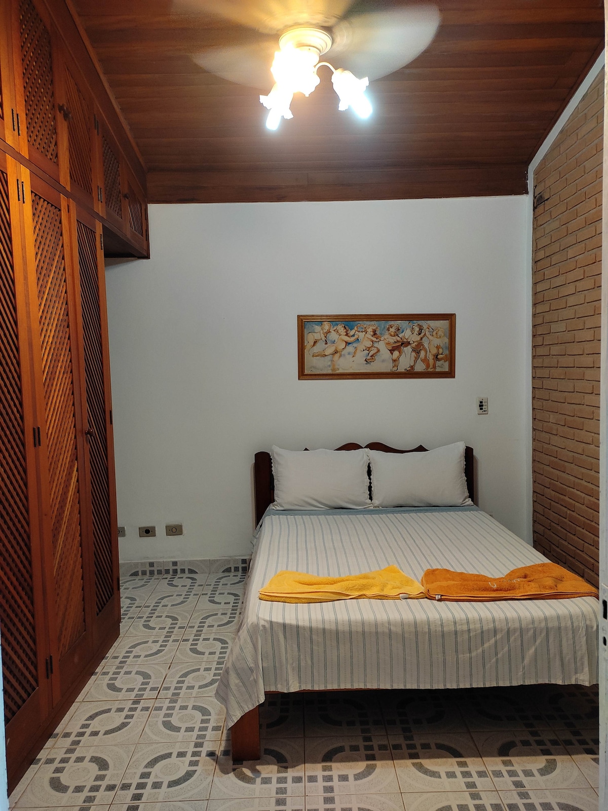 Apartman - ima bračni krevet, ormariće, privatnu kupaonicu i stropni ventilator 