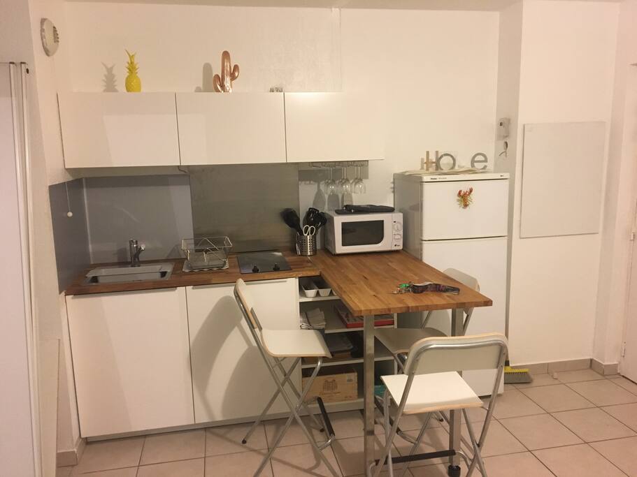 Cuisine avec son bar où l’on peut manger à 3/4