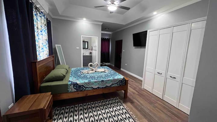 Спална соба 1 на горниот кат со брачен кревет (широк 150-179 см), сопствена бања и 42 инчен телевизор.
Оваа соба има и посебен влез во тремот.