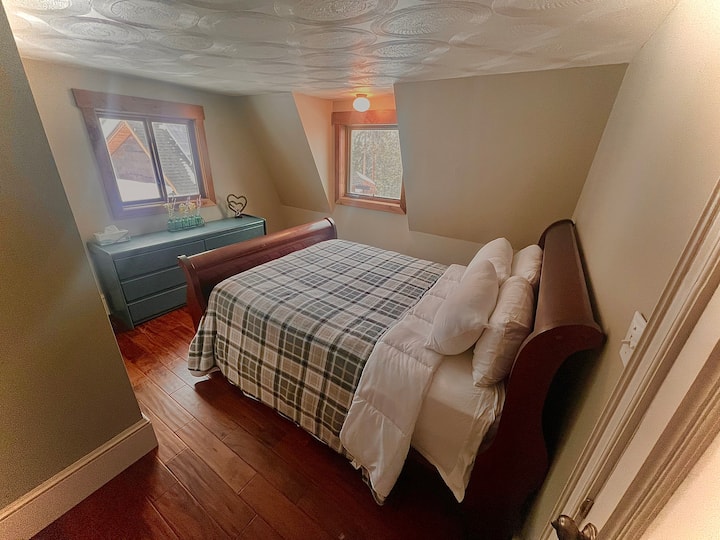 חדר שינה למעלה עם מיטת קווין סייז