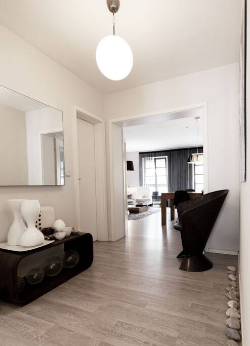 Flur mit Flügeltüren mit Blick aufs Wohnzimmer