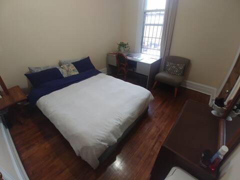 Au pied du Mont Royal, Grande chambre lit Queen