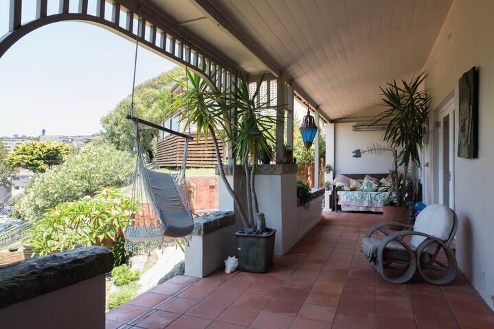 Bronte 3 bed beachfront home w/ garden & parking gallery image 2