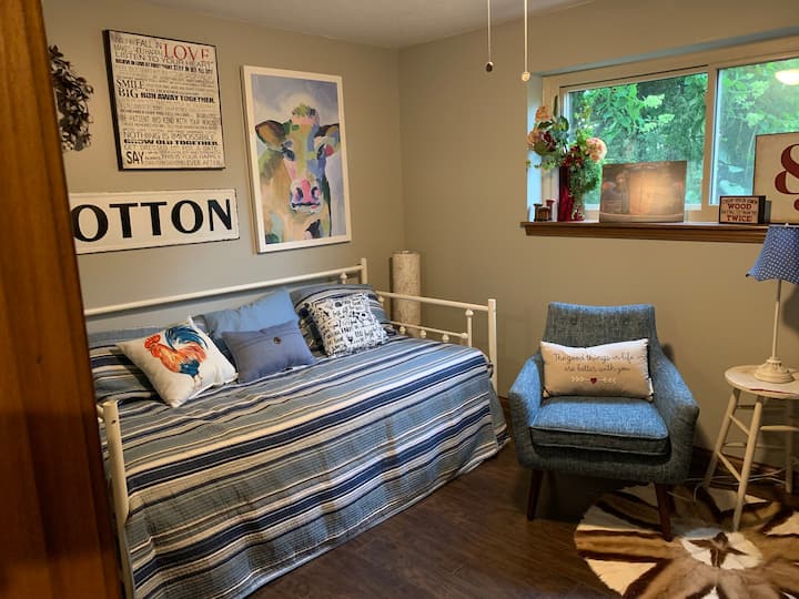 带带脚轮和双层床的沙发床的卧室