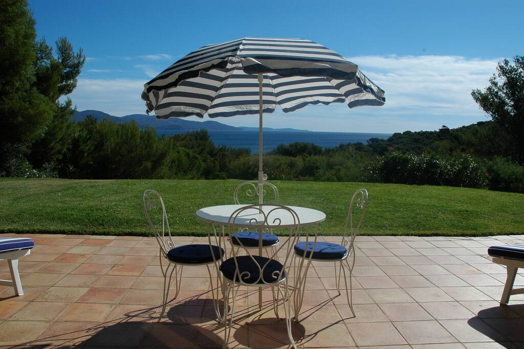 La terrasse devant la maison avec vue mer