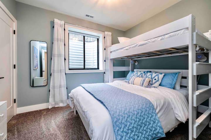 Спалня №4: Синьо небе (двойно легло + двойно легло); долно ниво