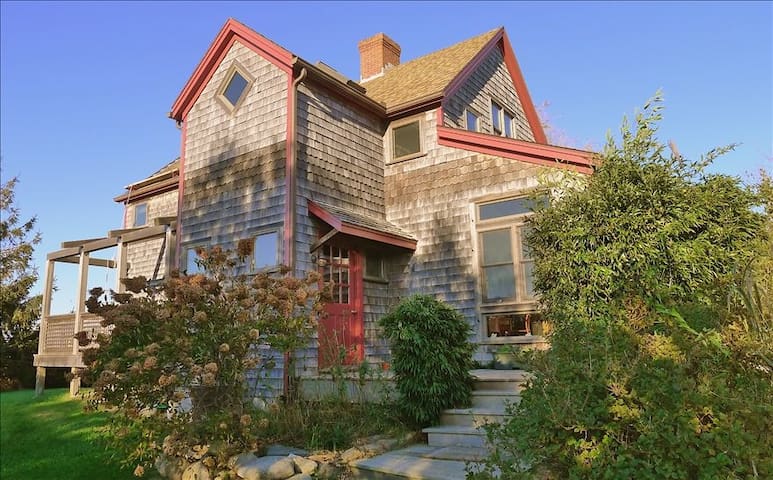 Ebbetts Cottage: Island Oasis