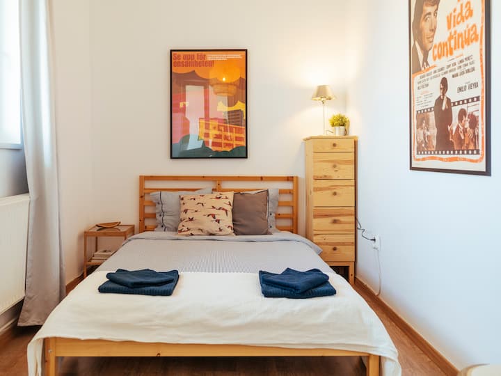 Მყუდრო საძინებელი ნათელი დეკორით.