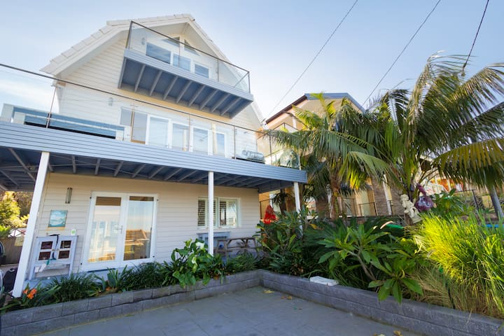 Huge Modern Beach House Nth Curl Curl Beach Views