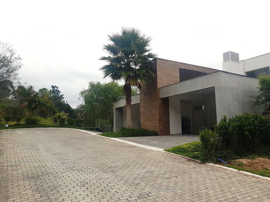 Fachada principal. Rua sem saída, lote sem vizinhos.