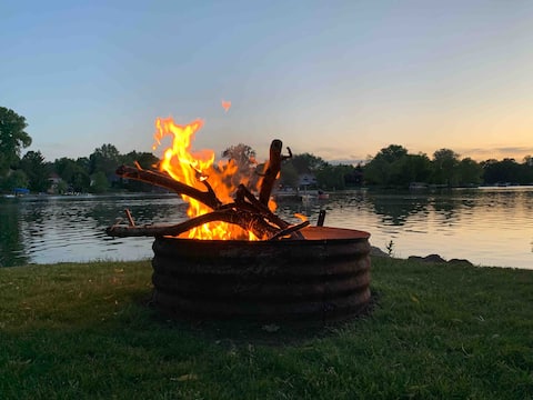 Relaxing Lakefront Cottage-NEW KING BED + 4 Kayaks