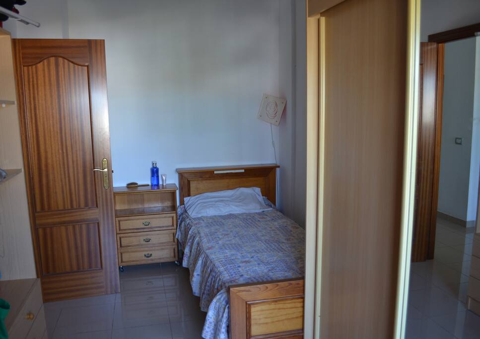 La chambre à louer avec un lit simple, plusieurs rangement, un bureau et au calme :-)
