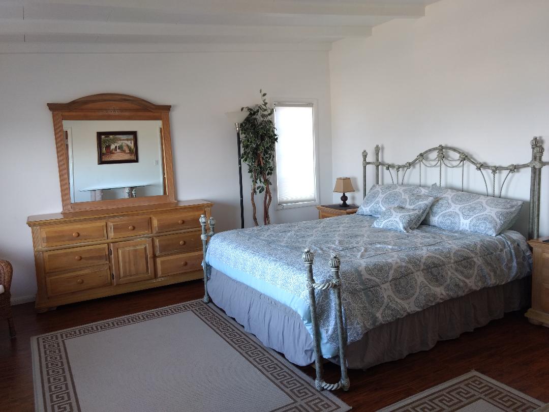 غرفة النوم الرئيسية ، سرير كال كينج