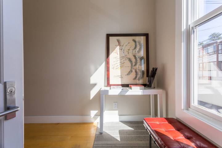 21st-Century Castro Bordering Apartment With Roof Deck gallery image 2