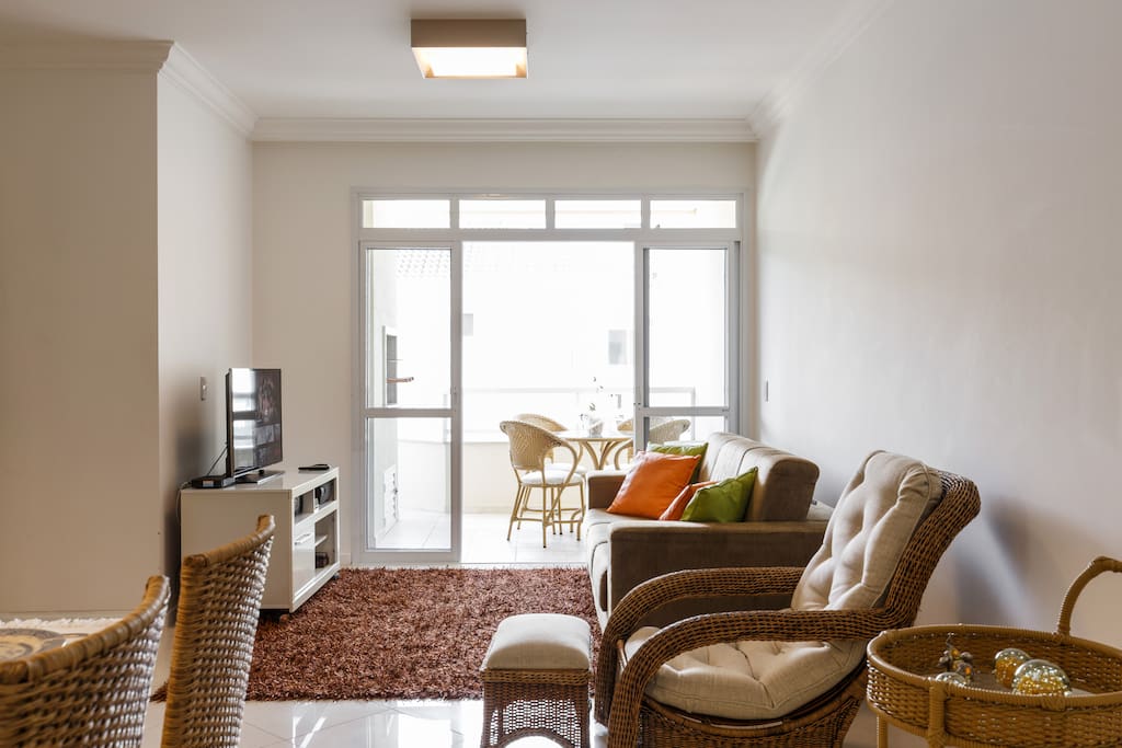 Sala de Estar com poltrona, sofá 3 lugares e televisão smart
