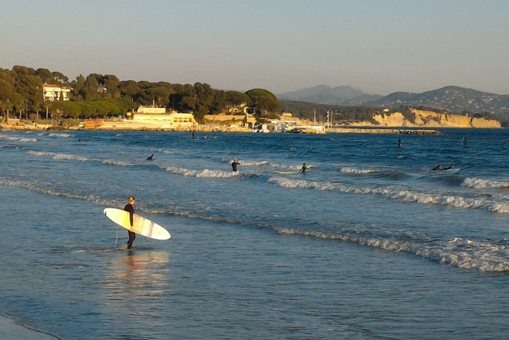 Plage de sable à 100m très réputée pour la planche à voile, le kite surf, le surf et le paddle.