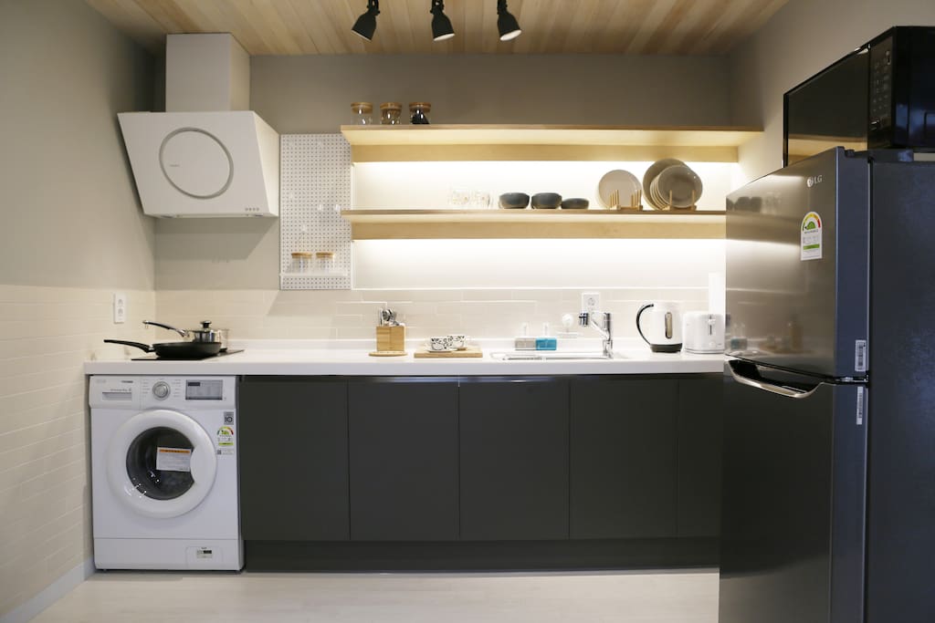 Private kitchen and dining room Equipped with all cooking utensil