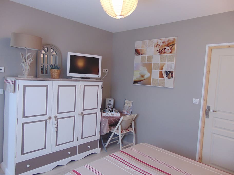 Chambre équipée d'une télévision.
