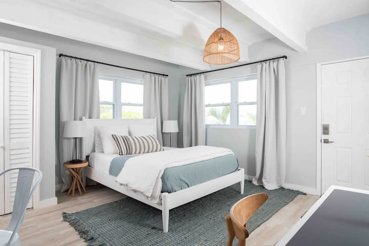 Queen-ის საძინებლის სტუდიო (მე-4 საძინებელი)