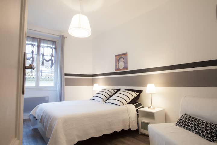 Veľmi dobrá 160 posteľ a roštové kreslo pre tretiu osobu. 