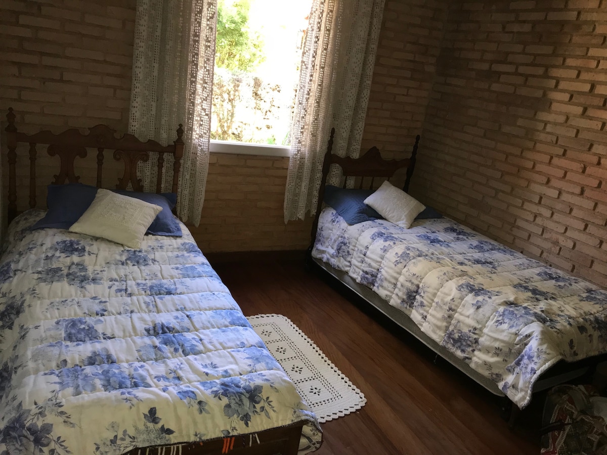 Esse é o quarto com 2 camas de solteiro, que podem ser transformadas em cama de casal 