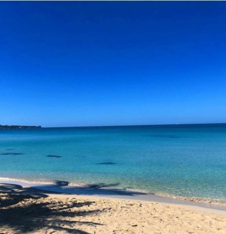 Beautiful one bedroom with direct beach access . Serviced apartments