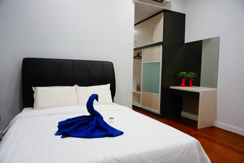 Master Bedroom (Queen Bed)