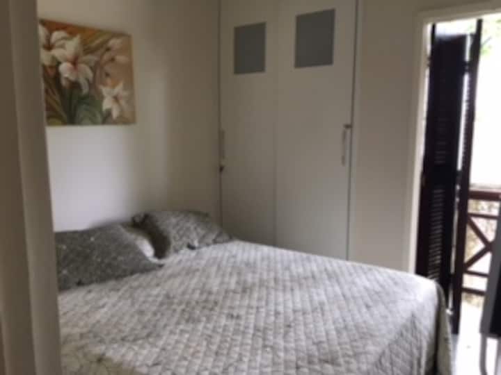 Chumba cha kulala 2/3 - kitanda cha watu wawili, ghorofa ya juu na roshani ndogo, kiyoyozi na uingizaji hewa mzuri.