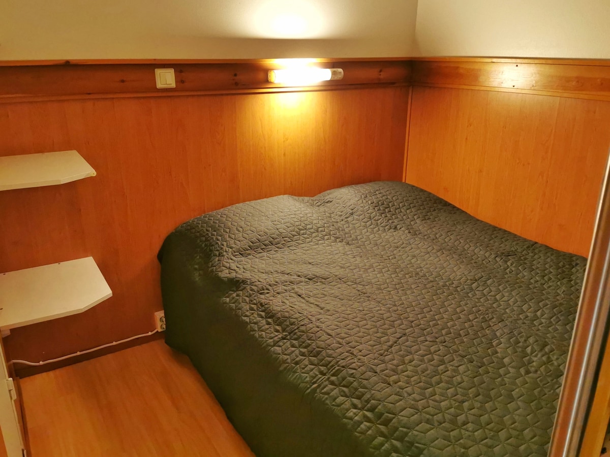 ห้องนอนมีเตียงคู่ขนาด 160 ซม ./ เตียงควีนไซส์ในบริเวณที่นอน