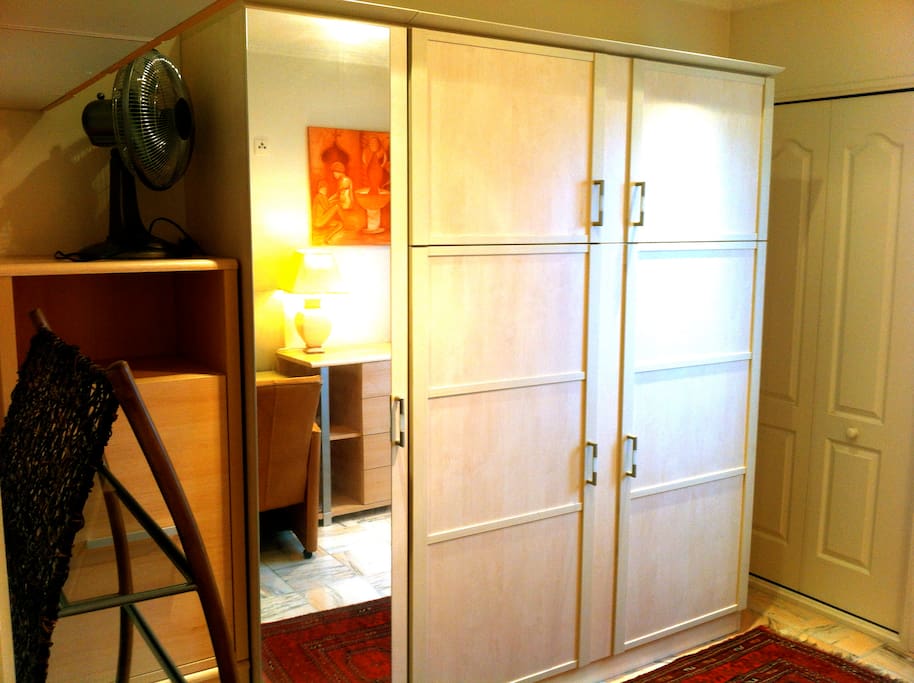 Lit et armoire intégré