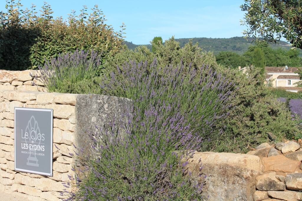 LE CLOS LES EYDINS : entrée de la propriété