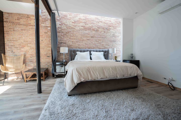 Juego de cama principal de tamaño king antes de ladrillo.