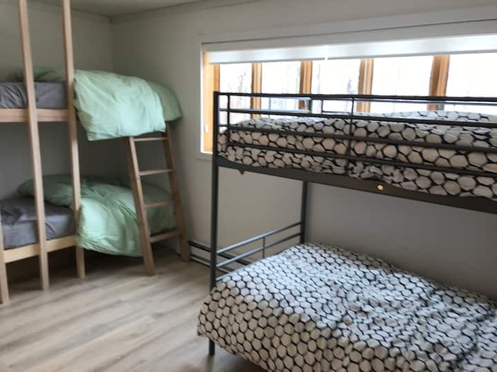 Chumba cha kulala cha tatu na vitanda vinne vya ghorofa.