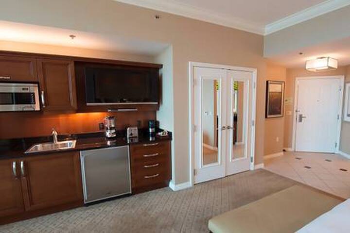 888 # 30, MGM Signature Two (2) Bedroom Suites ! gallery image 5