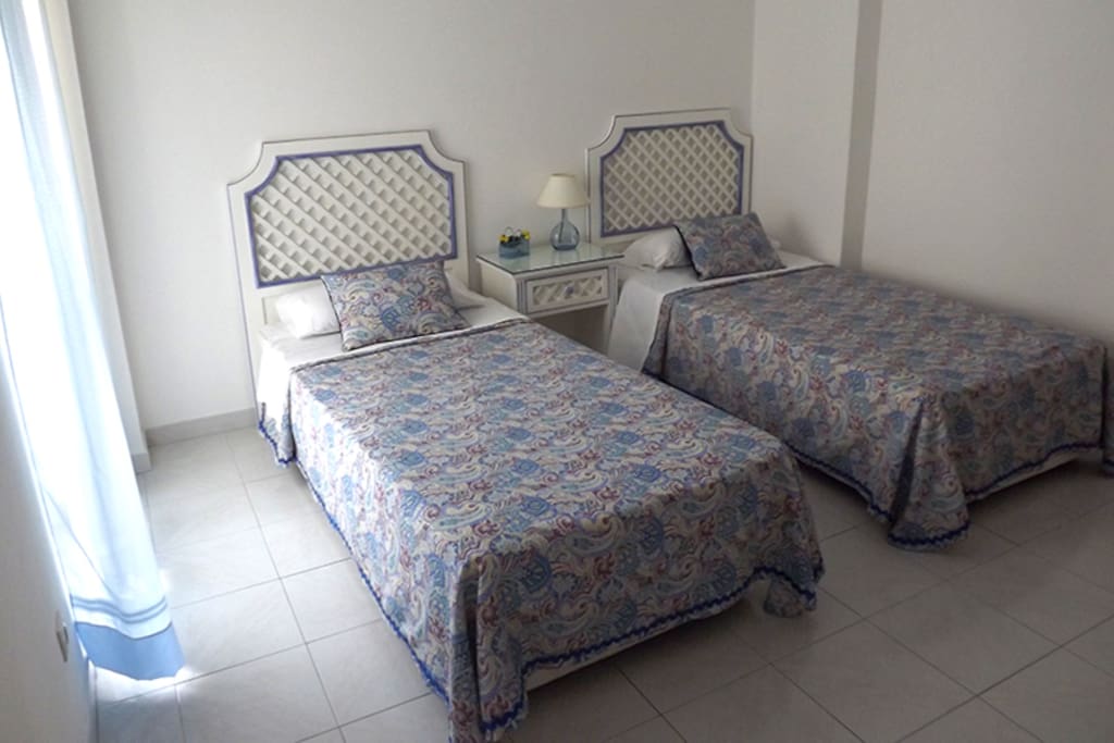 Quarto com duas camas. Bedroom
