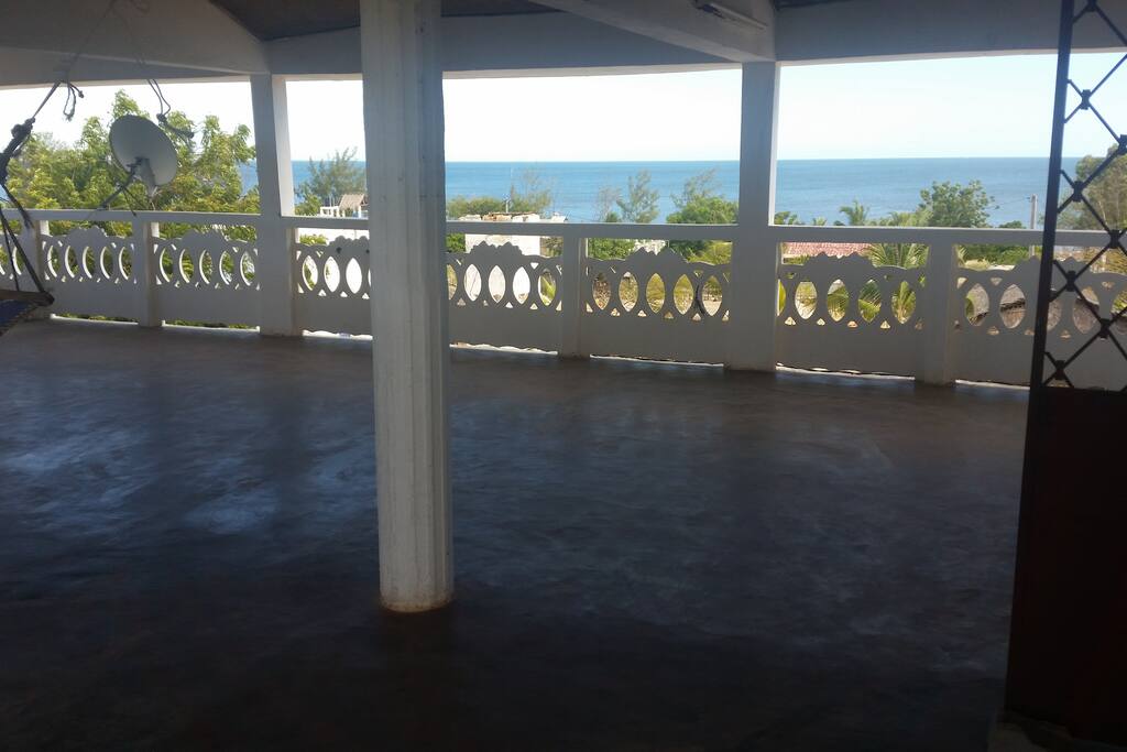 Vue sur la mer depuis la terrasse