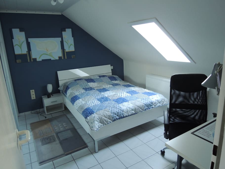 Schlafzimmer und Arbeitsplatz / bedroom and desk