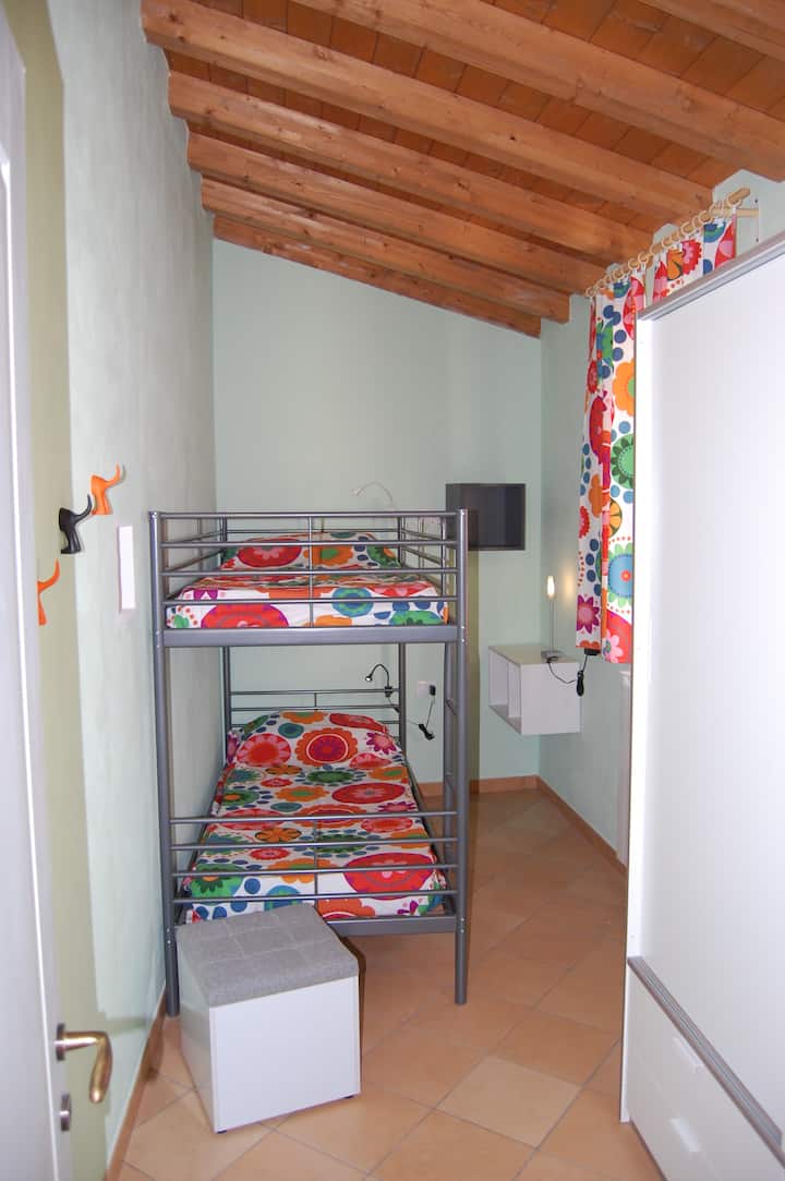 غرفة نوم بطابقين.