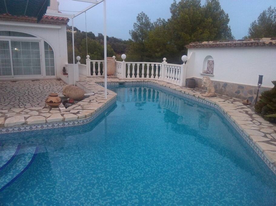 la piscine, une grande terrasse avec cuisine extérieur