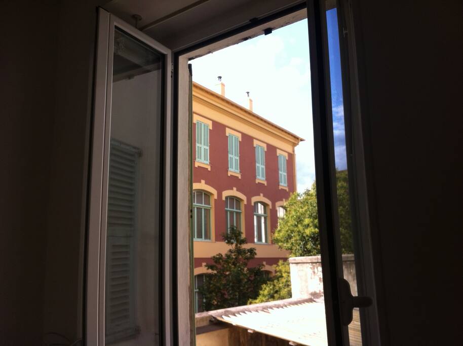 Double vitrage et vue dégagée, au calme sur cour