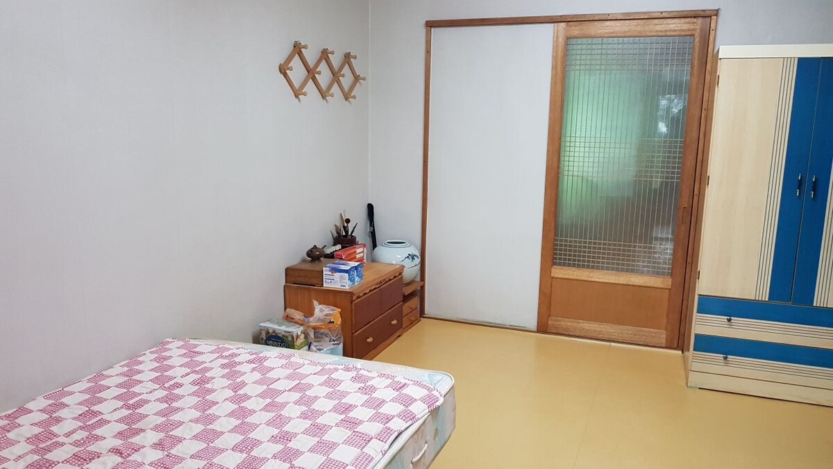 غرفة صغيرة 2 يمكن استخدام هذه الغرفة لأكثر من 20 شخصًا