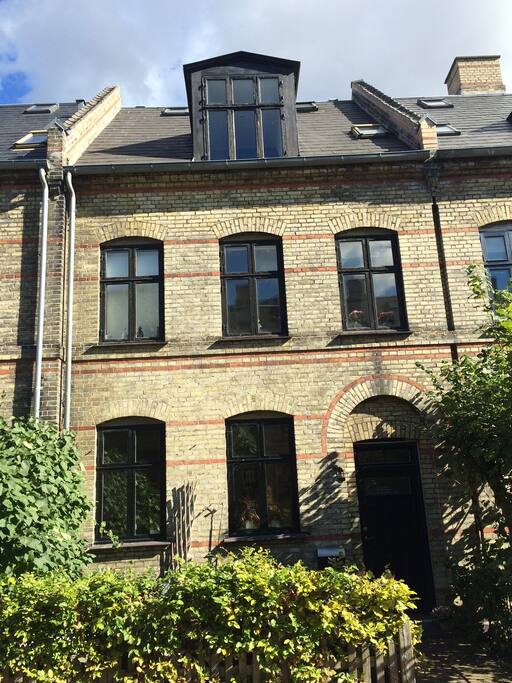 Charmerende byhus med lille have