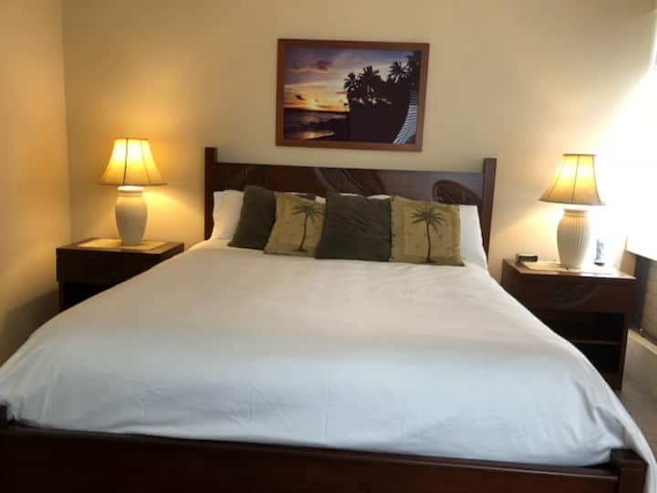 Ropa de cama del hotel en el dormitorio principal