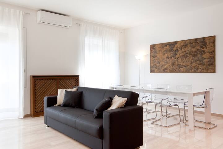 Big, Central and Bright apartment gallery image 2