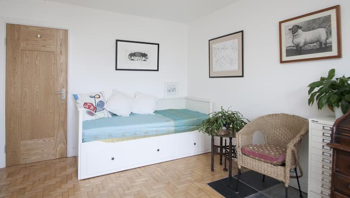 第二间卧室-沙发床可拉成一张非常舒适的双人床