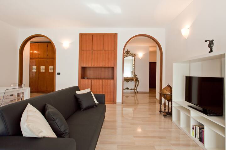 Big, Central and Bright apartment gallery image 3