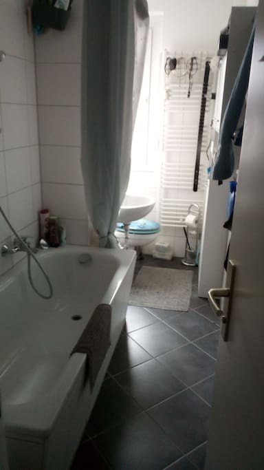badezimmer mit wc, waschbecken, wanne/dusche, fön & regal für deine badutensilien