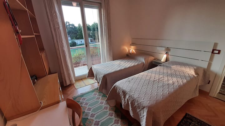 2. spavaća soba s  bračnim krevetima na zapadnom balkonu
2a camera da letto con balcone a ovest