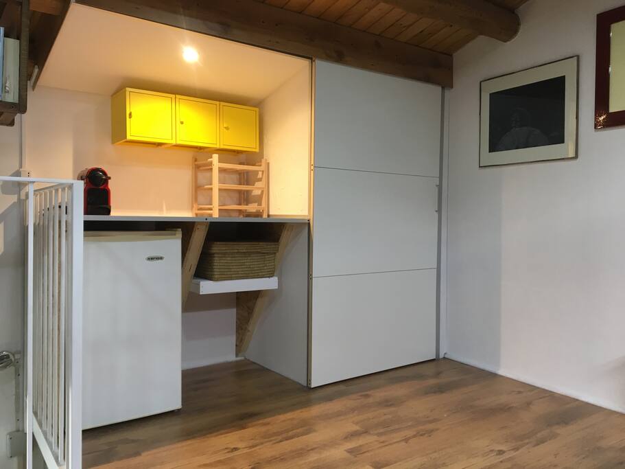 frigo con piccolo congelatore e macchina del caffè