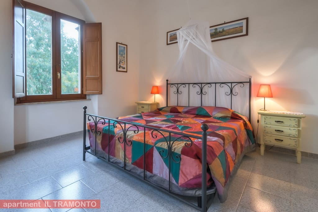 Apt. Il Tramonto - bedroom with king sized bed and mosquito net over